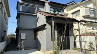 四季を演出する植栽が映える玄関アプローチ