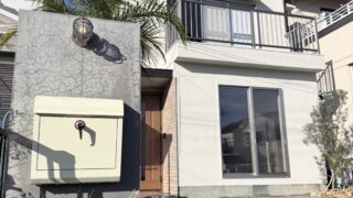 オージープランツとブラケットライトが迎えてくれる家